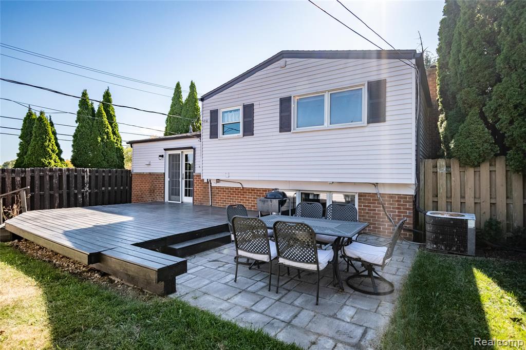 908 W Elmwood Avenue, Clawson, MI — Photo 2