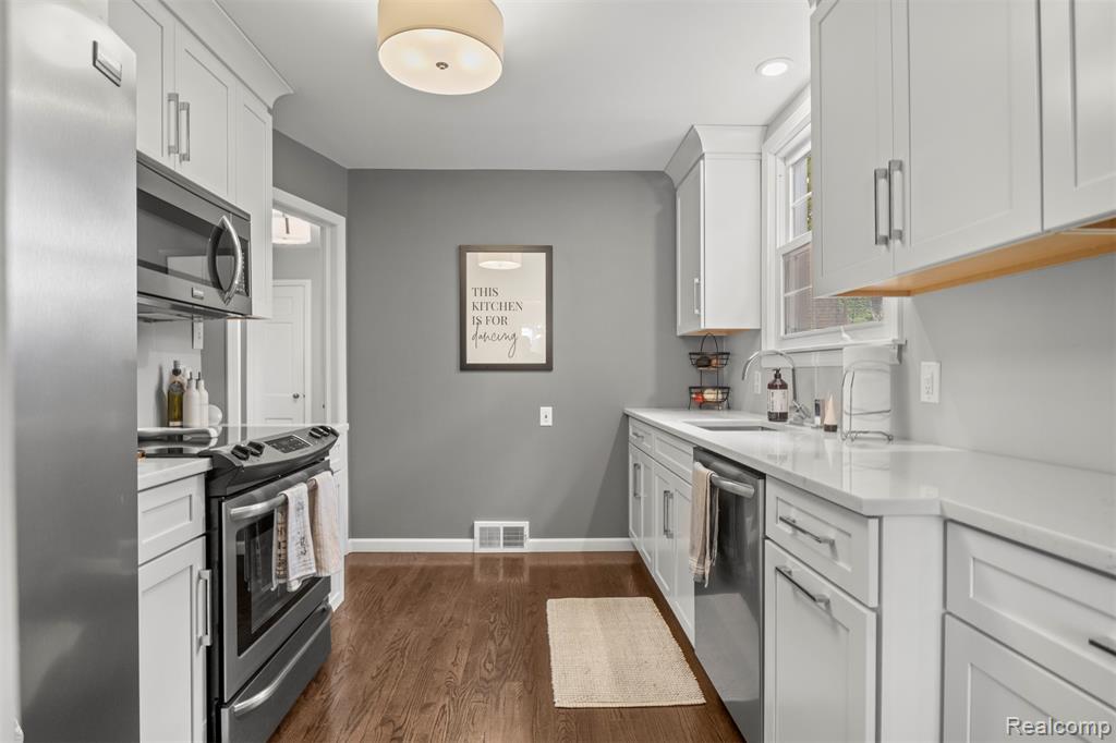 6 Berwick Lane, Dearborn, MI 48120 — Photo 16