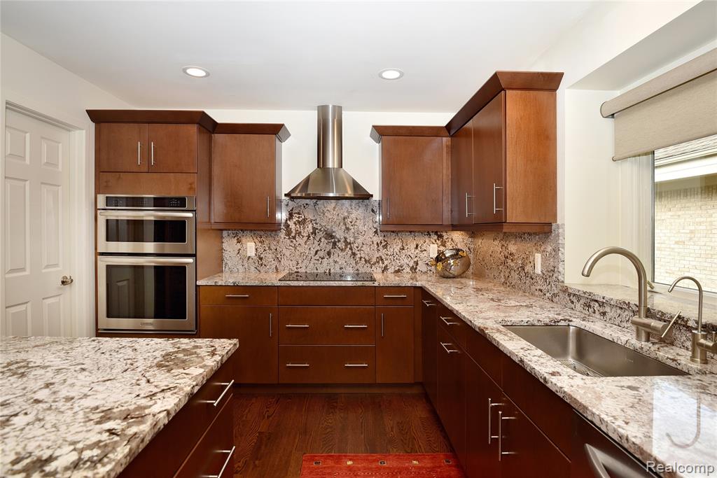 6536 Pleasant Lake Court, West Bloomfield, MI — Photo 16