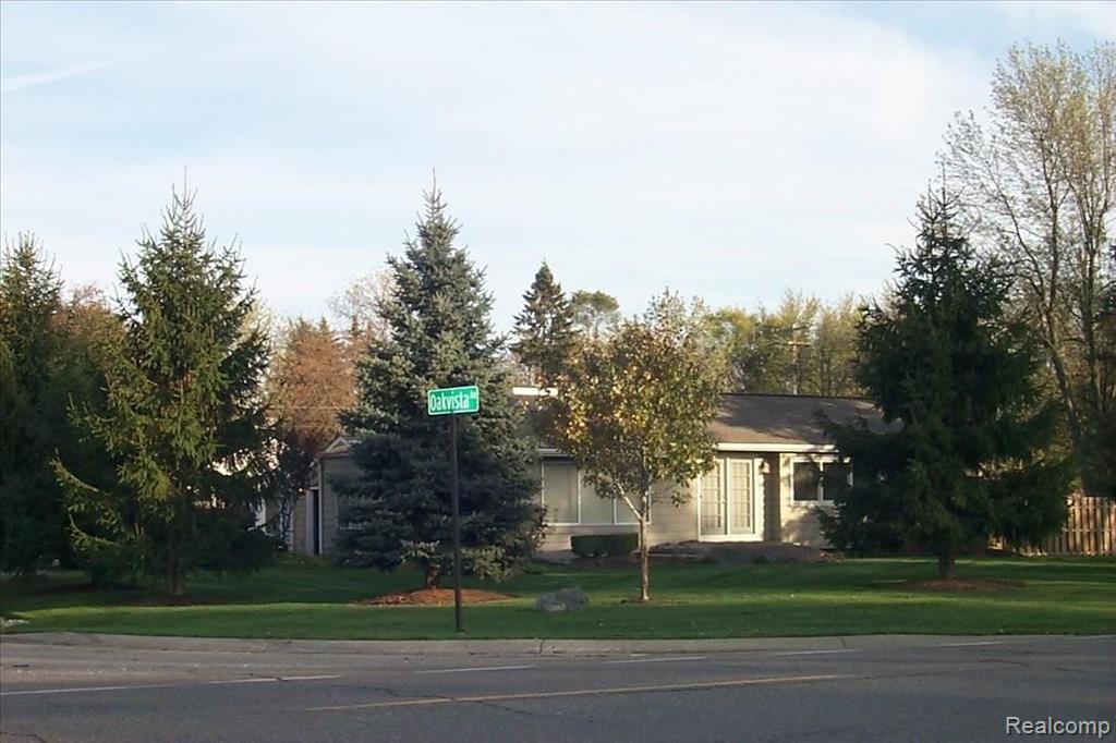 4924 Sashabaw Road, Clarkston, MI — Photo 2
