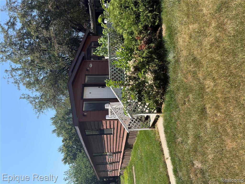 5972 Vernon Street, Belleville, MI 48111