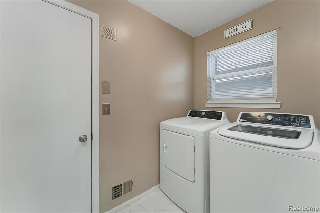 6235 Crystal Lake Drive, Romulus, MI 48174 — Photo 14
