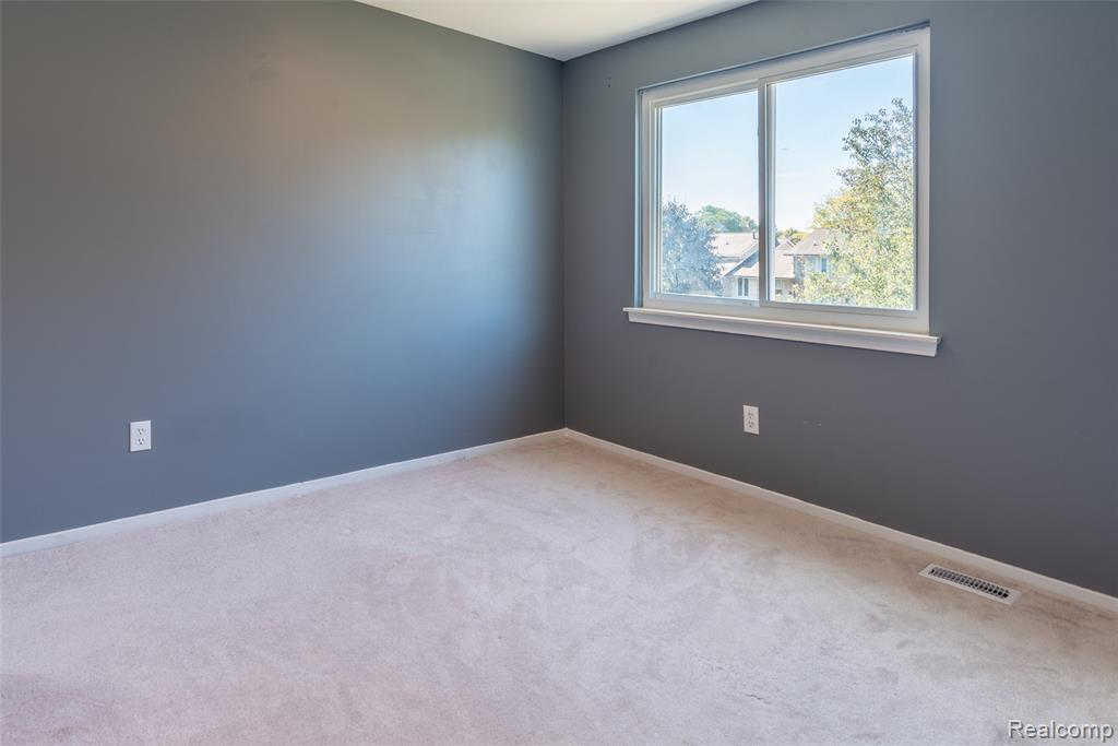 7337 Oak Tree Drive, West Bloomfield, MI — Photo 16