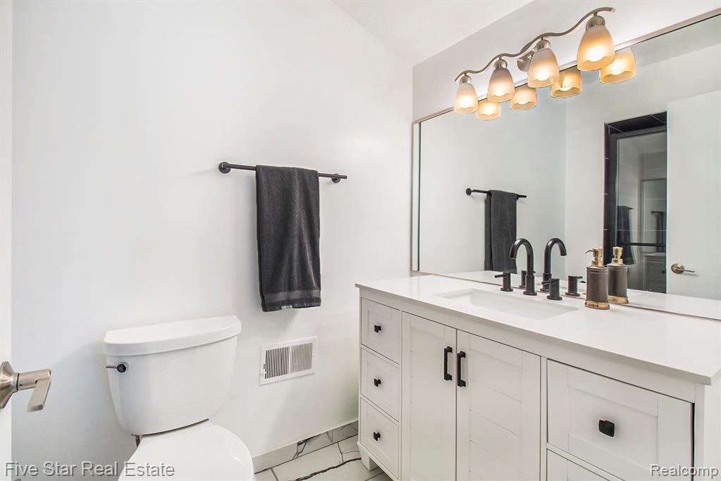 7025 Dandison Boulevard, West Bloomfield, MI 48324 — Photo 41
