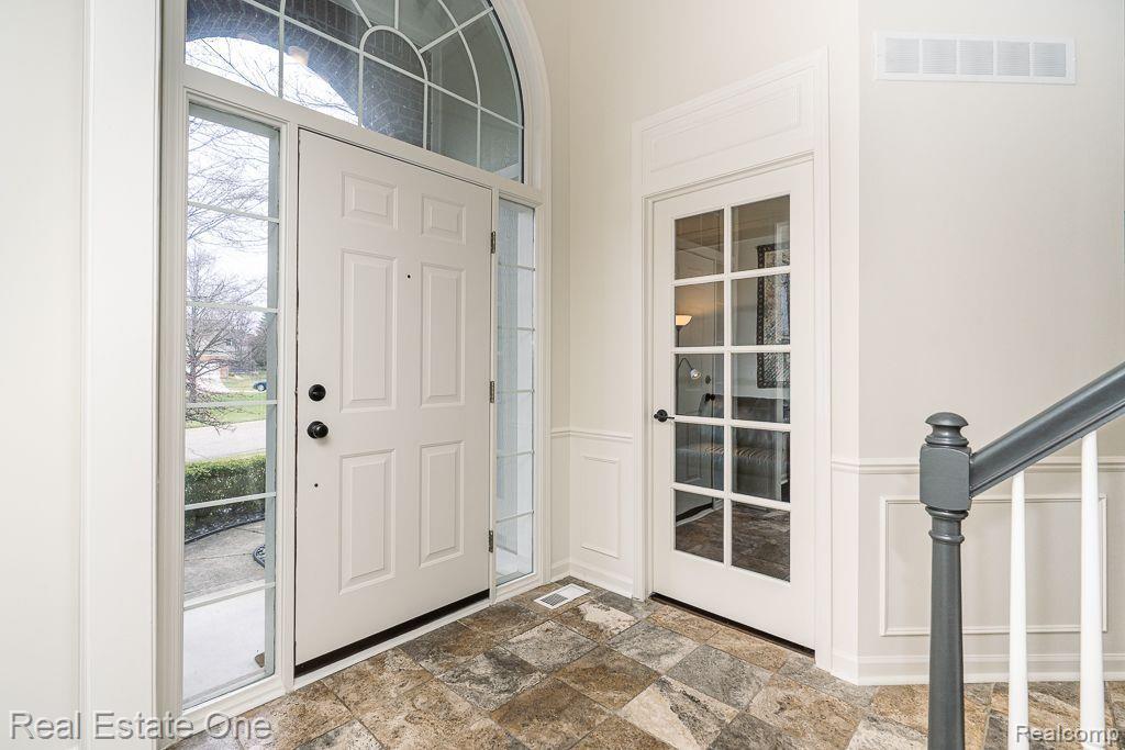 743 Caribou Court, Rochester, MI 48307 — Photo 2