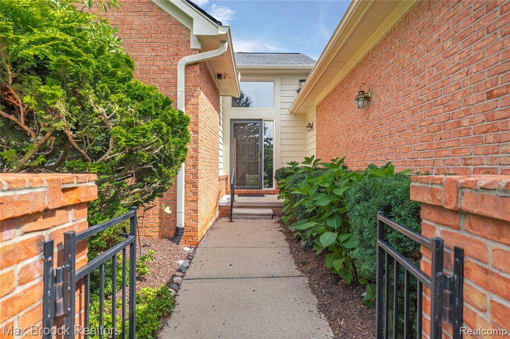 5015 Lake Vista Drive, West Bloomfield, MI 48323 — Photo 5