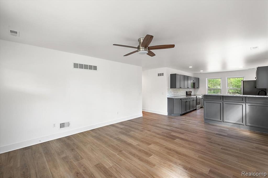 6165 Woodsdale Drive, Grand Blanc, MI 48439 — Photo 17