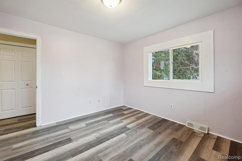 9014 GROVE Drive, Whitmore Lake, MI 48189 — Photo 16