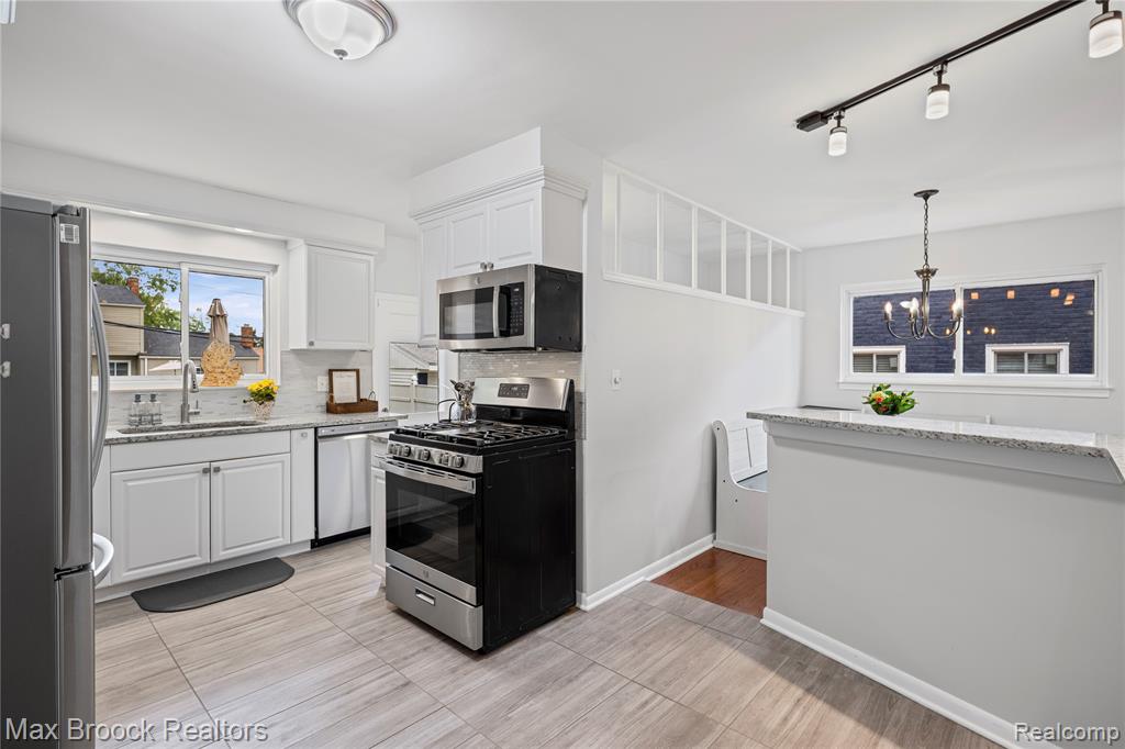 828 W Baker Avenue, Clawson, MI — Photo 12