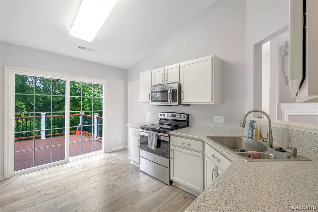 572 Dockside Circle, Holly, MI 48442 — Photo 5
