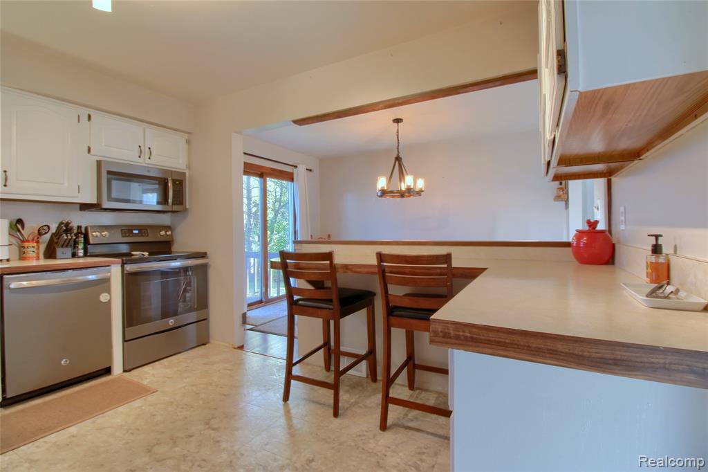 8650 Buffalo Drive, Commerce Twp, MI 48382 — Photo 9