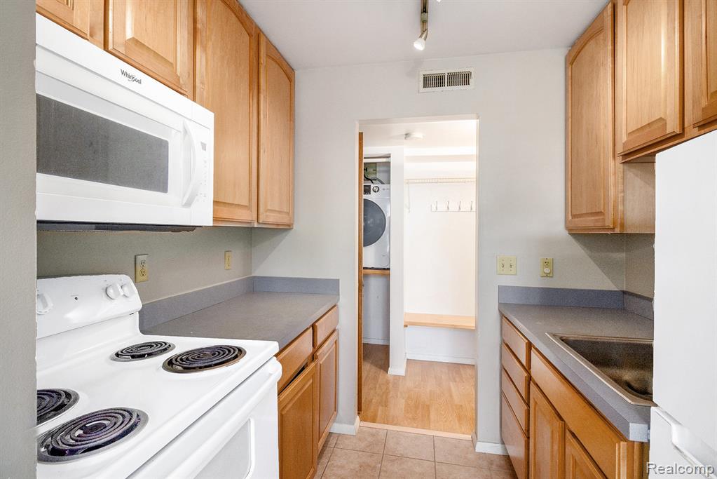 841 Bloomfield Village Boulevard, D, Auburn Hills, MI 48326 — Photo 8