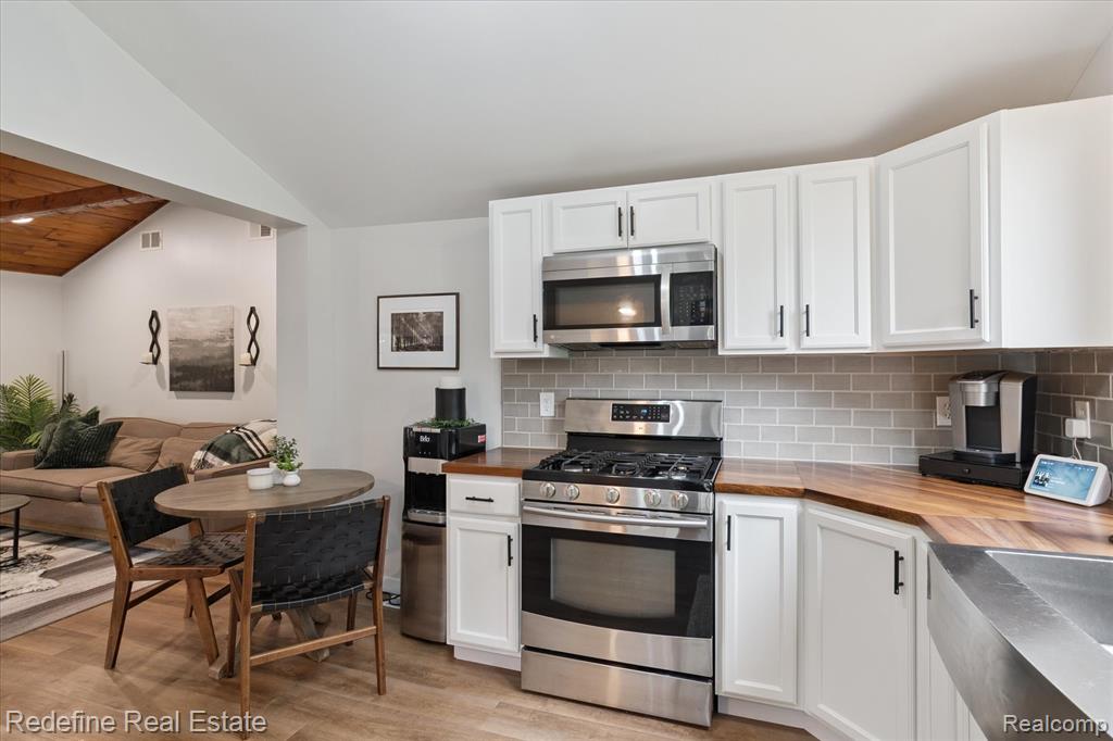 8416 Arlis Avenue, Commerce Twp, MI 48382 — Photo 11