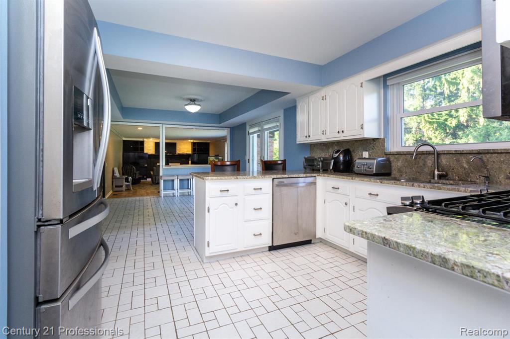 9418 Oakmont Drive, Grand Blanc, MI 48439 — Photo 12