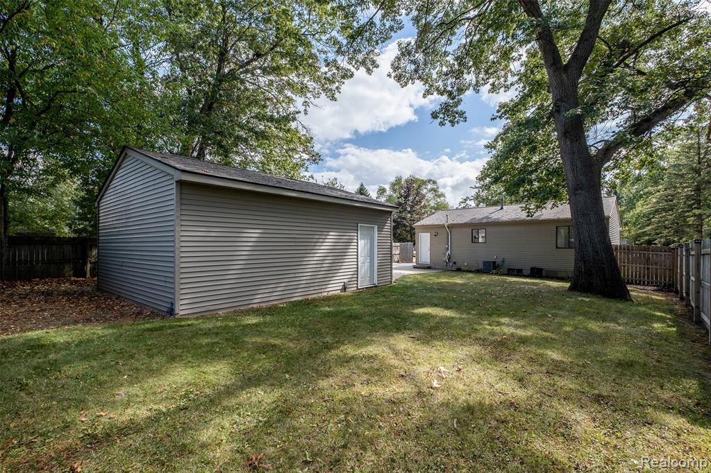 5720 Berkley Drive, Waterford, MI 48327 — Photo 36