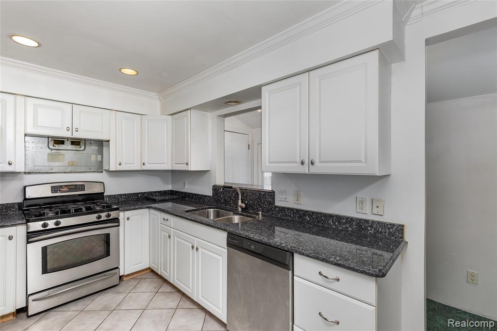 2320 Belle Glade Court, Fenton, MI 48430 — Photo 6