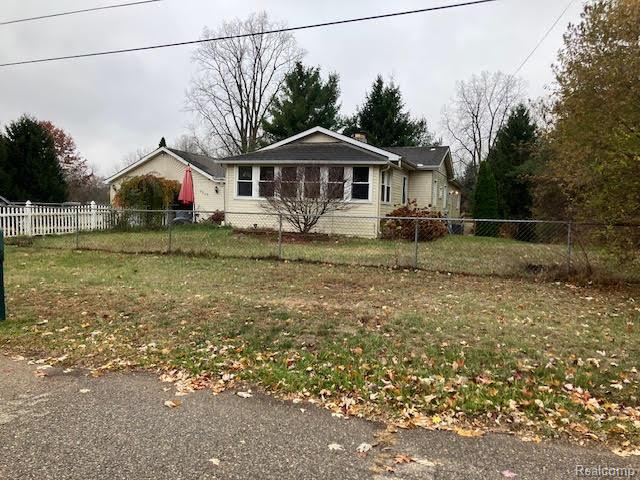 5215 Eastview Road, Clarkston, MI — front exterior