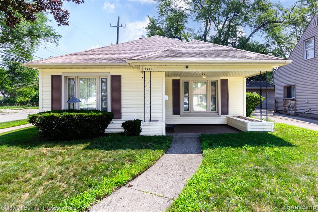 7332 N Vernon Street E, Dearborn Heights, MI 48127 — front exterior