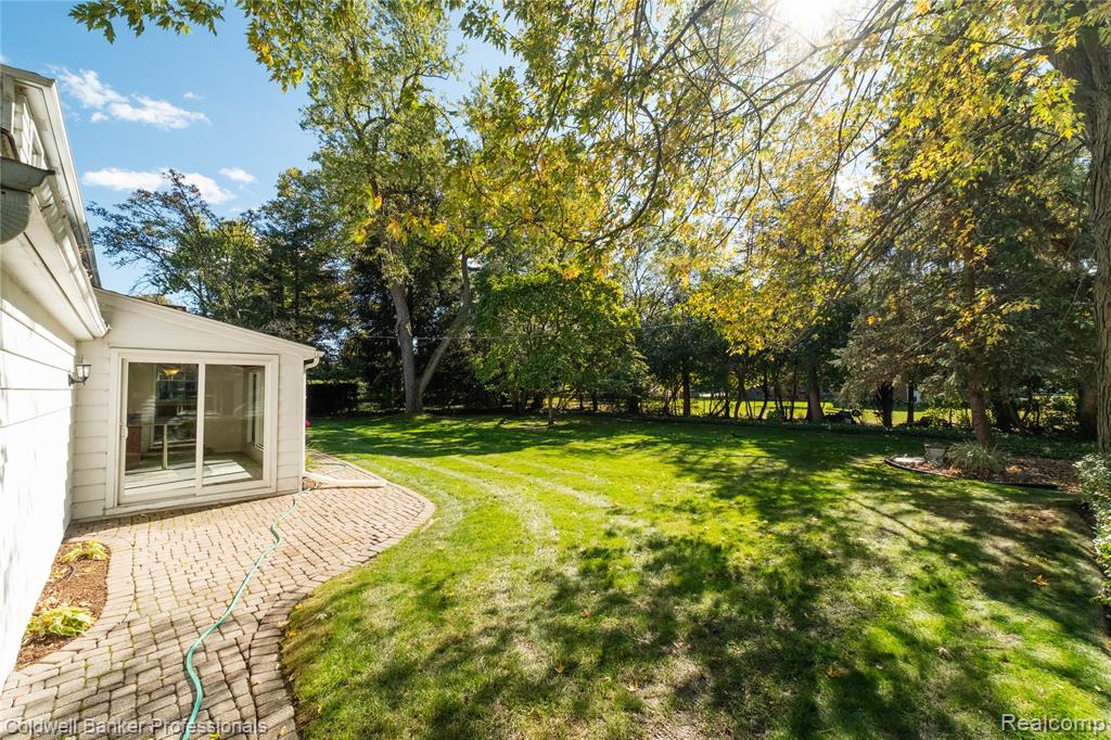 499 Sunningdale Drive, Grosse Pointe Woods, MI 48236 — Photo 45