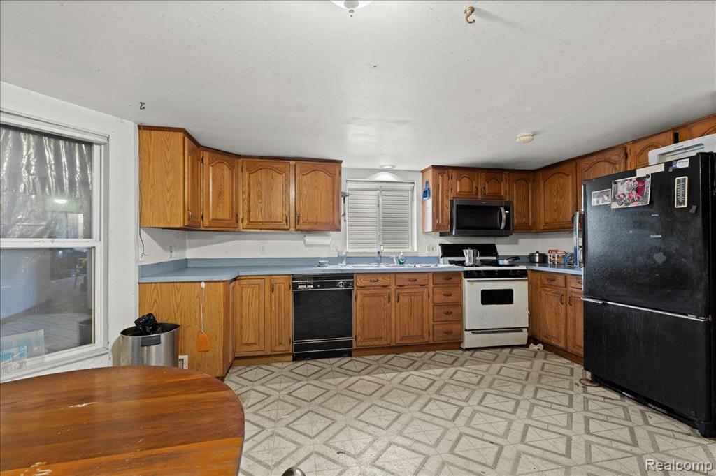 6368 BARKER Drive, Waterford, MI 48329 — Photo 5