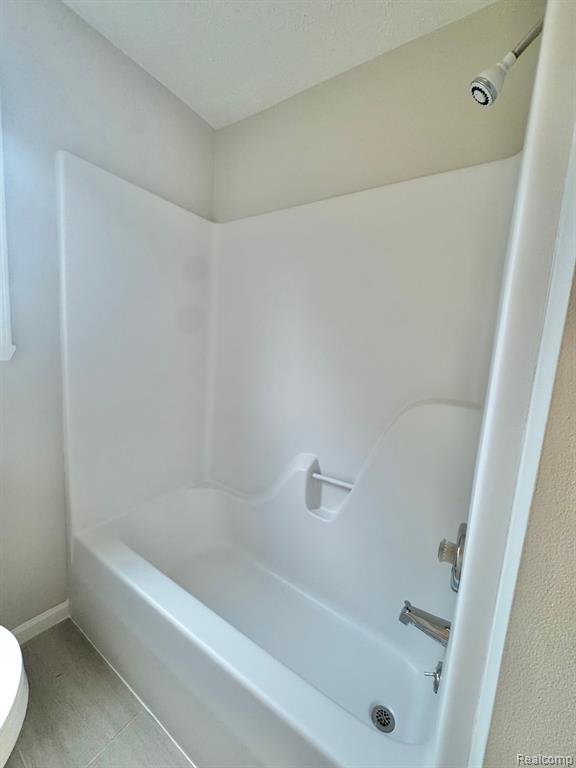562 HALF ACRE Drive, Milford, MI 48380 — Photo 15