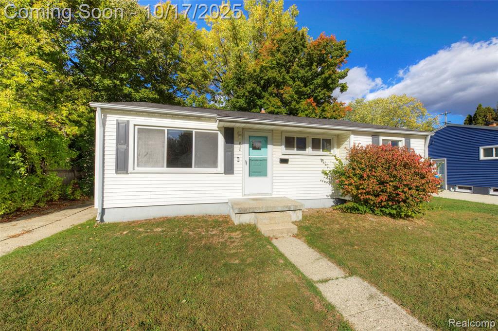838 Westwood Drive, Fenton, MI 48430 — front exterior