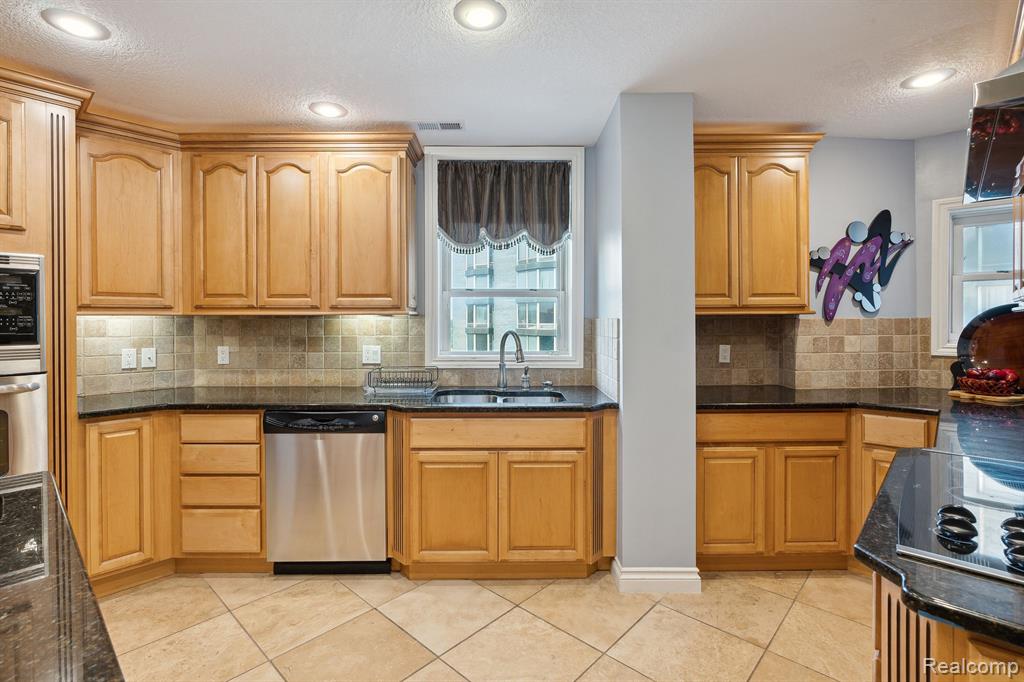 8162 E JEFFERSON Avenue, 7B, Detroit, MI 48214 — Photo 8