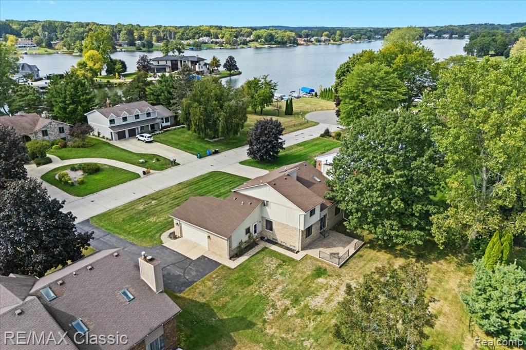 4432 Ravinewood Drive, Commerce Twp, MI 48382 — Photo 48