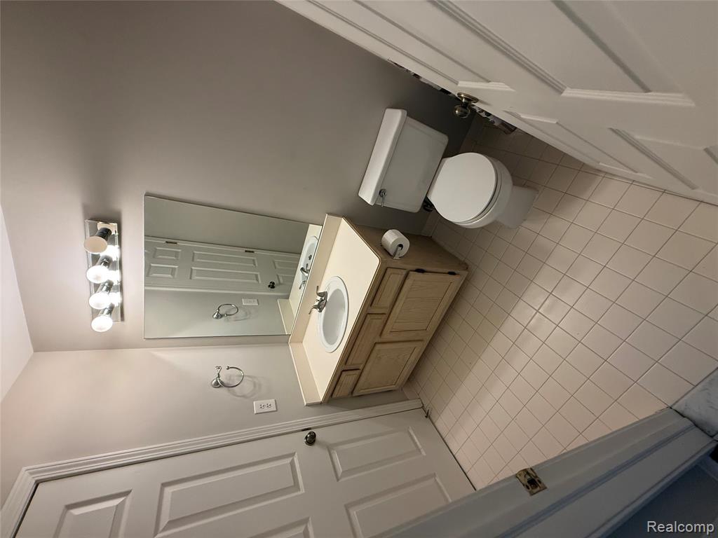 7059 Colonial Oaks Drive, Waterford, MI 48327 — Photo 29