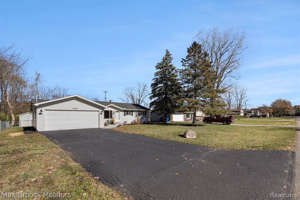 6604 Doyon Drive N, Waterford, MI 48327 — Photo 25