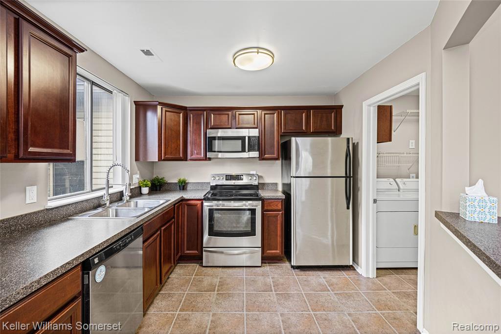 20745 Indian Creek Drive, Farmington Hills, MI 48335 — Photo 17