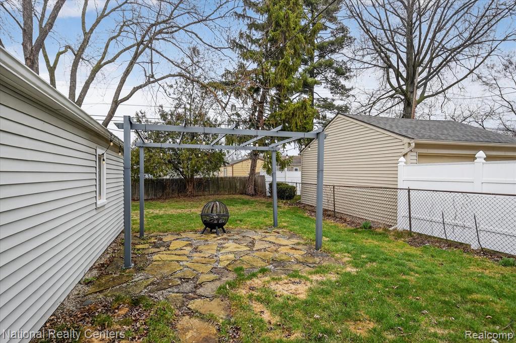 957 E Dallas Avenue, Madison Heights, MI 48071 — Photo 24