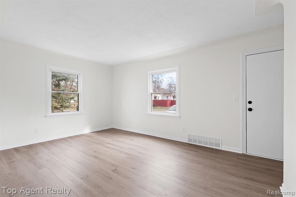 3986 BEECHGROVE Drive, Waterford, MI 48328 — Photo 11