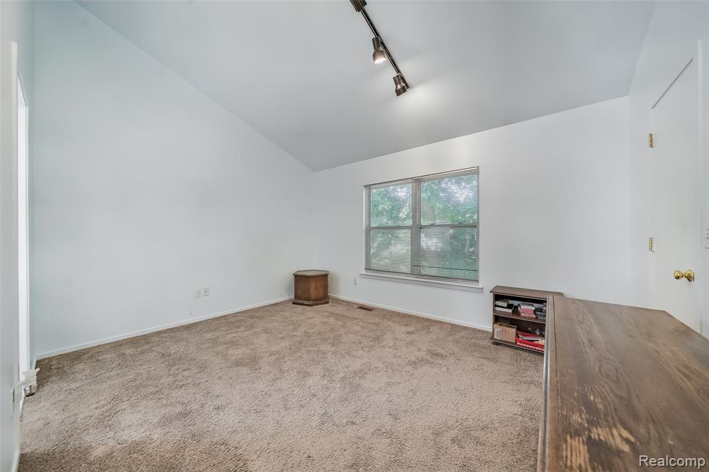 870 Huntclub Boulevard, Auburn Hills, MI 48326 — Photo 13