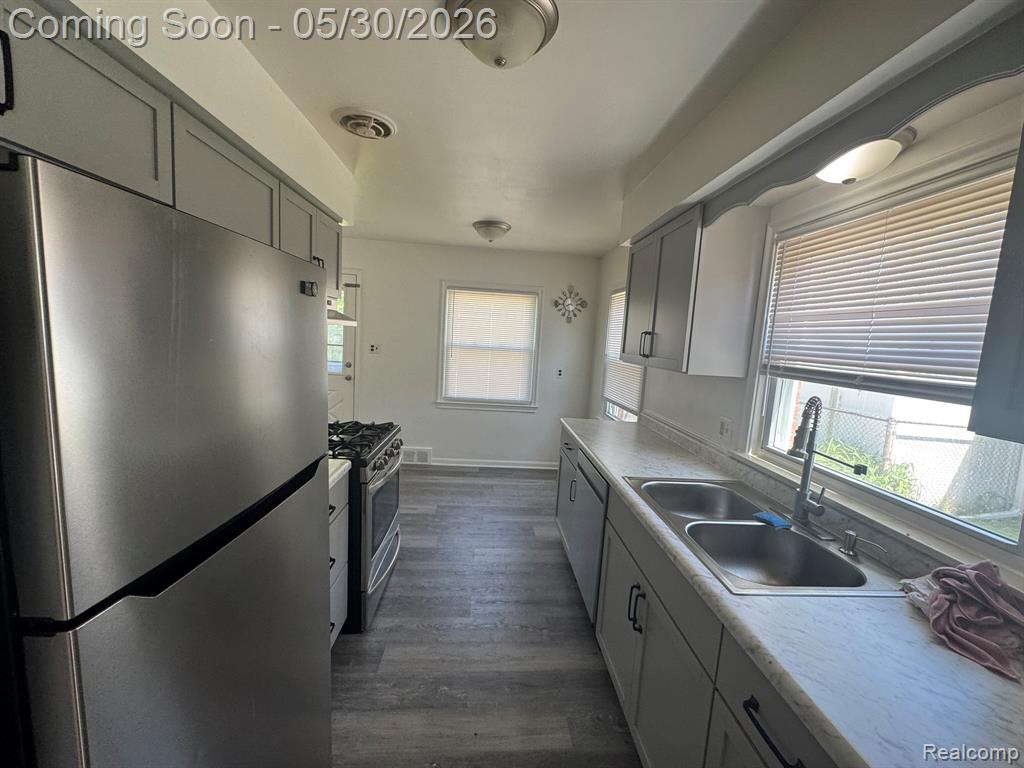 8300 LOCHDALE Street, Dearborn Heights, MI 48127 — Photo 5