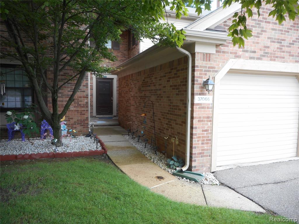 37066 Kirkshire Court, Farmington, MI 48331 — Photo 2