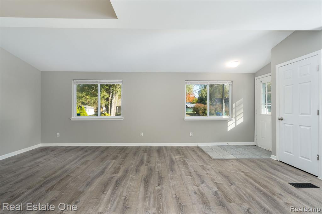 4281 Marcus Road, Waterford, MI 48329 — Photo 10