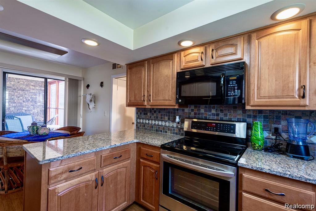 4426 Knightsbridge Lane, West Bloomfield, MI 48323 — Photo 6
