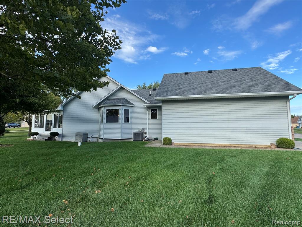 6060 Oak Creek Drive, Swartz Creek, MI 48473 — Photo 2