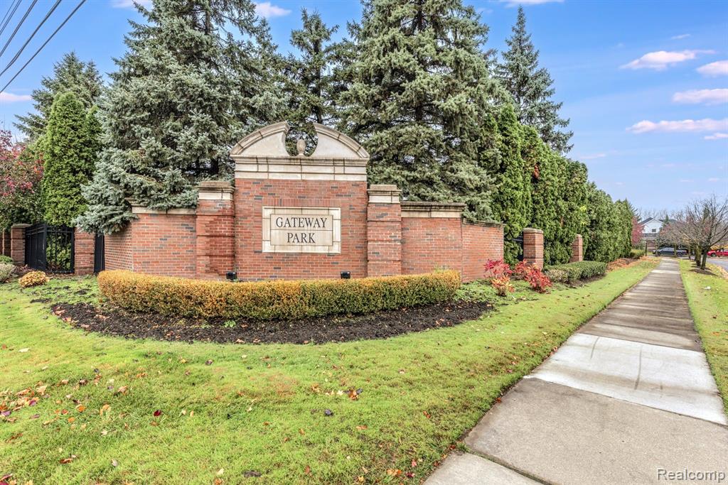 7246 Gateway Drive, West Bloomfield, MI — Photo 15