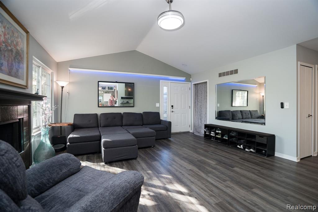 585 Winwood Circle, Walled Lake, MI 48390 — Photo 8