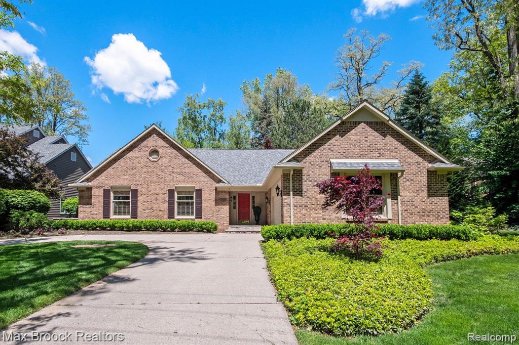 6082 N Shore Drive, West Bloomfield, MI 48324 — front exterior