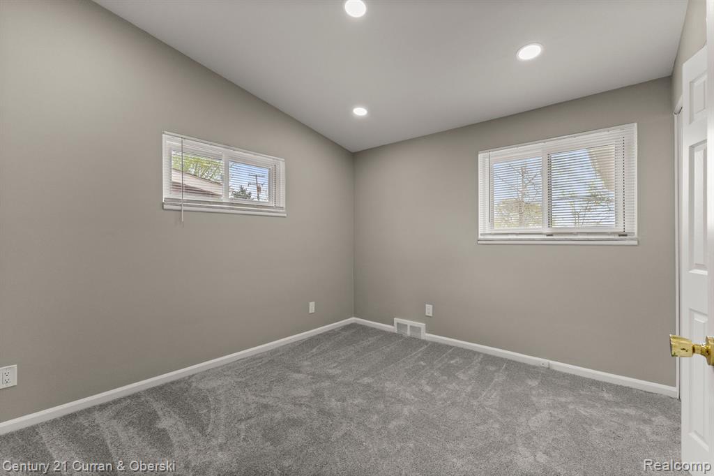 7484 N CHARLESWORTH Street, Dearborn Heights, MI 48127 — Photo 28