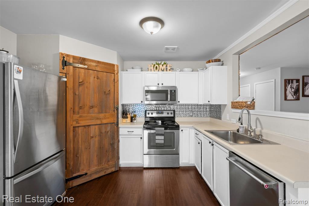 8586 Cass River Drive, Fowlerville, MI 48836 — Photo 13