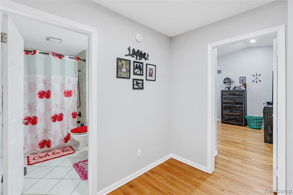 1070 Woodview Drive, Flint, MI 48507 — Photo 43