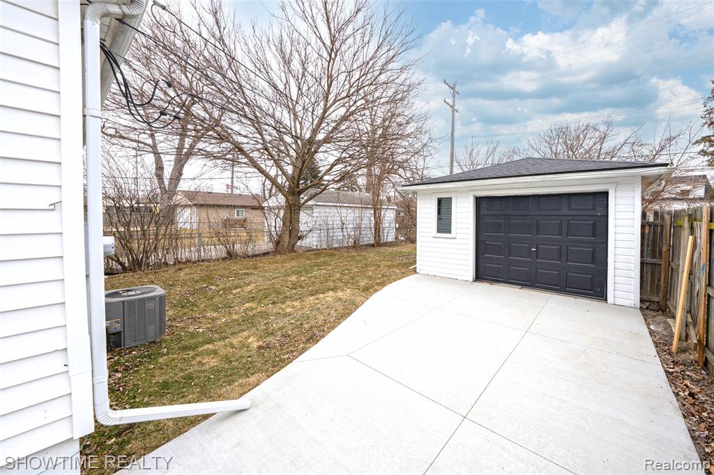 22620 Raven Avenue, Eastpointe, MI 48021 — Photo 25