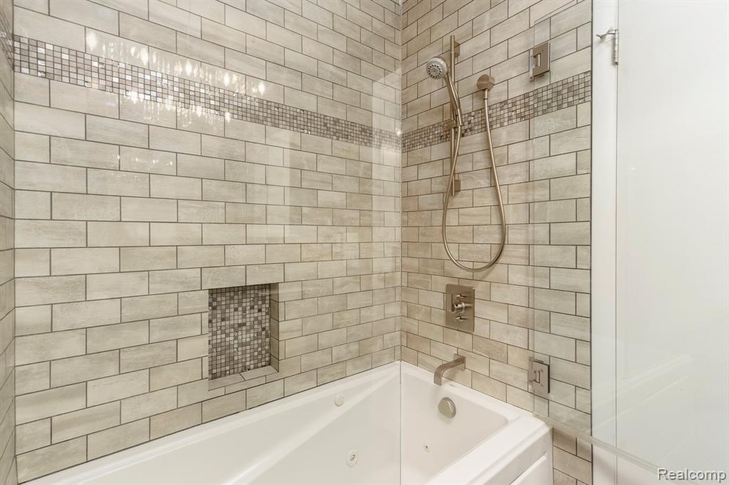 5156 Chestershire Court, West Bloomfield, MI — Photo 33