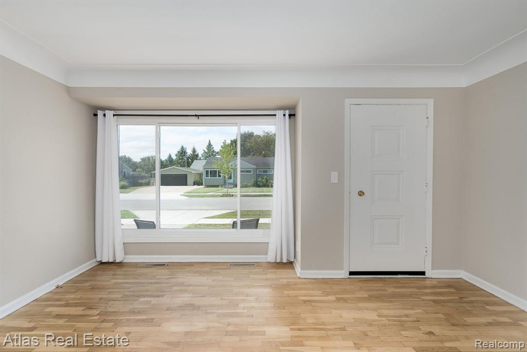 832 Southwood Drive, Fenton, MI 48430 — Photo 9