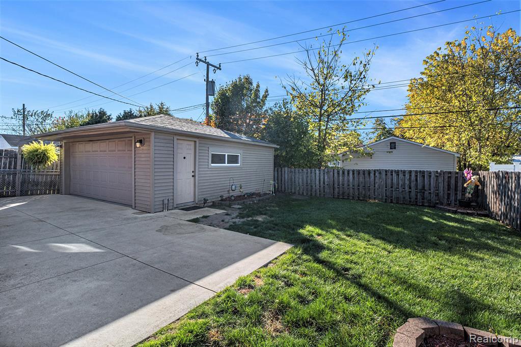 8455 Salem Lane, Dearborn Heights, MI 48127 — Photo 25