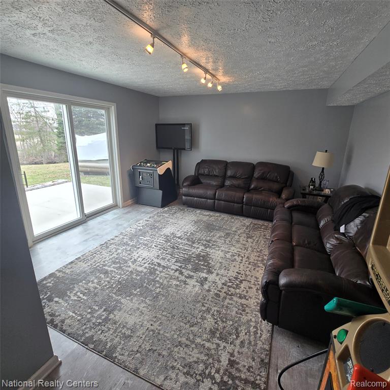 13477 S Horrell Road, Fenton, MI 48430 — Photo 8